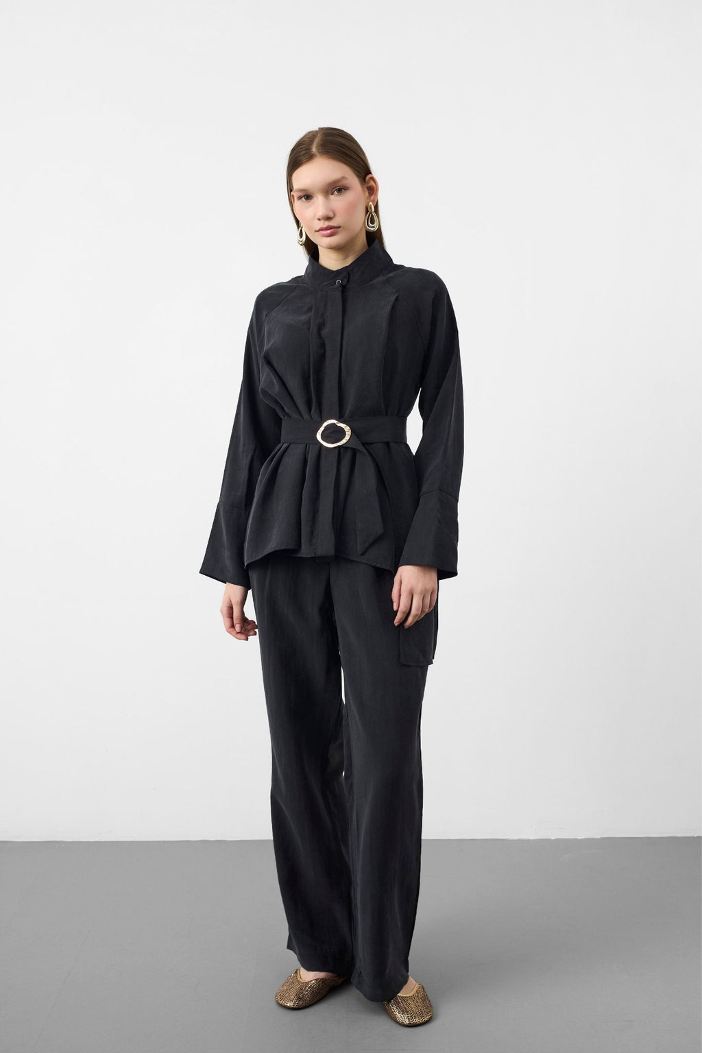 Siyah Kadın Premium Tencel Dokulu Gold Tokalı Kemerli Modern Kesim Takım
