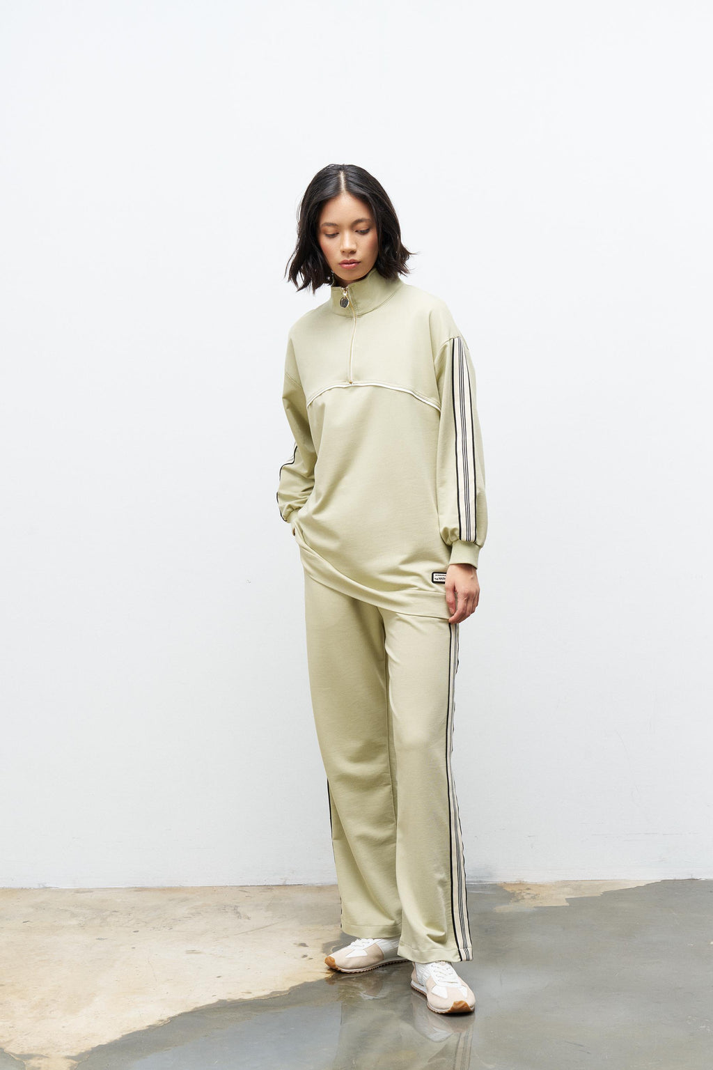 AÇIK HAKİ Kadın Dik Yaka Yarım Fermuarlı Etiket Detaylı  Sweatshirt Ve  Rahat Kesim Şerit Detaylı Pantolon Pamuklu  Örme Alt Üst Takım