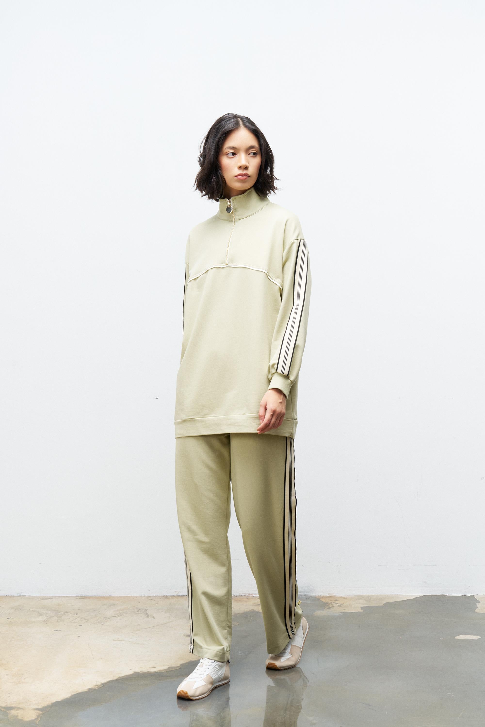 AÇIK HAKİ Kadın Dik Yaka Yarım Fermuarlı Etiket Detaylı  Sweatshirt Ve  Rahat Kesim Şerit Detaylı Pantolon Pamuklu  Örme Alt Üst Takım