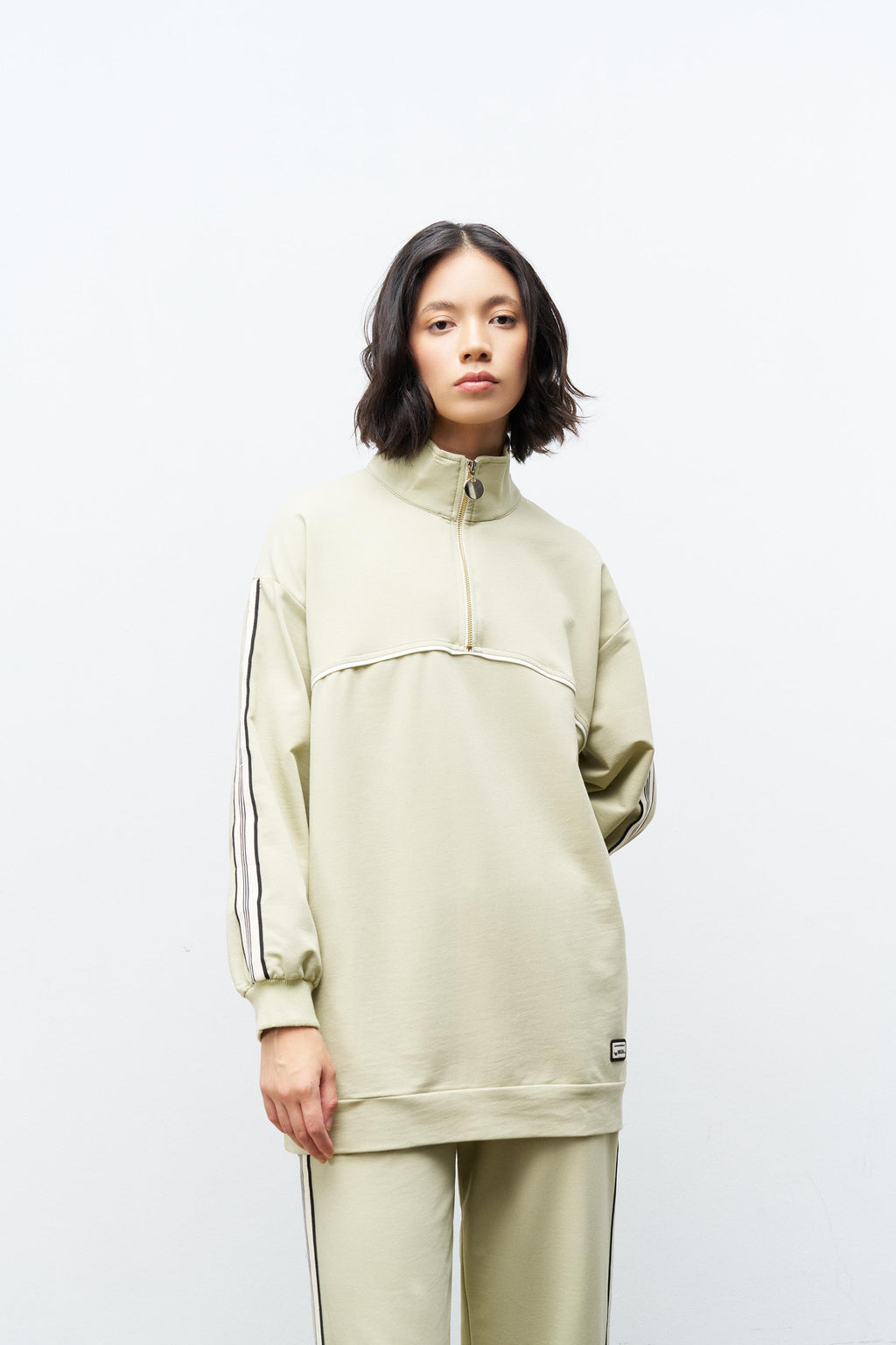 AÇIK HAKİ Kadın Dik Yaka Yarım Fermuarlı Etiket Detaylı  Sweatshirt Ve  Rahat Kesim Şerit Detaylı Pantolon Pamuklu  Örme Alt Üst Takım