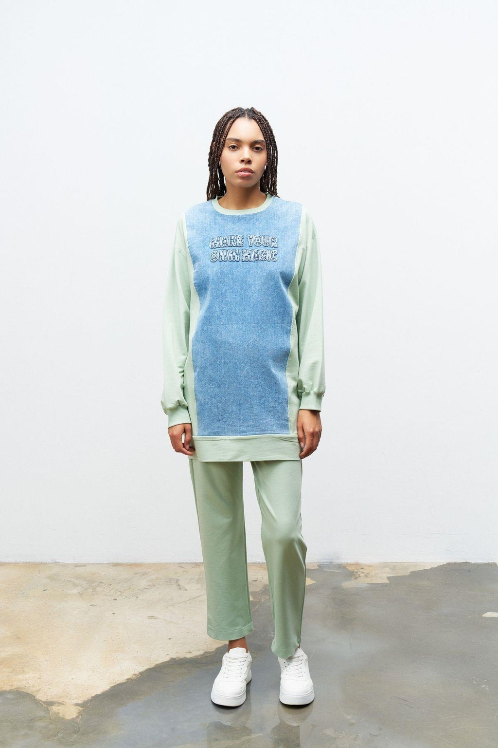 Çağla Yeşili Kadın Denim Üzeri Nakış İşlemeli Bisiklet Yaka Sweatshirt  Dar Paça Pantolon Pamuklu Örme Alt Üst Takım