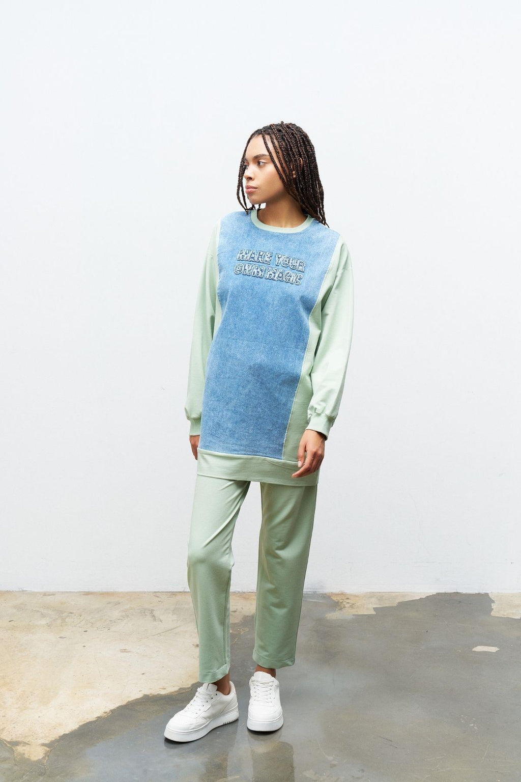 Çağla Yeşili Kadın Denim Üzeri Nakış İşlemeli Bisiklet Yaka Sweatshirt  Dar Paça Pantolon Pamuklu Örme Alt Üst Takım