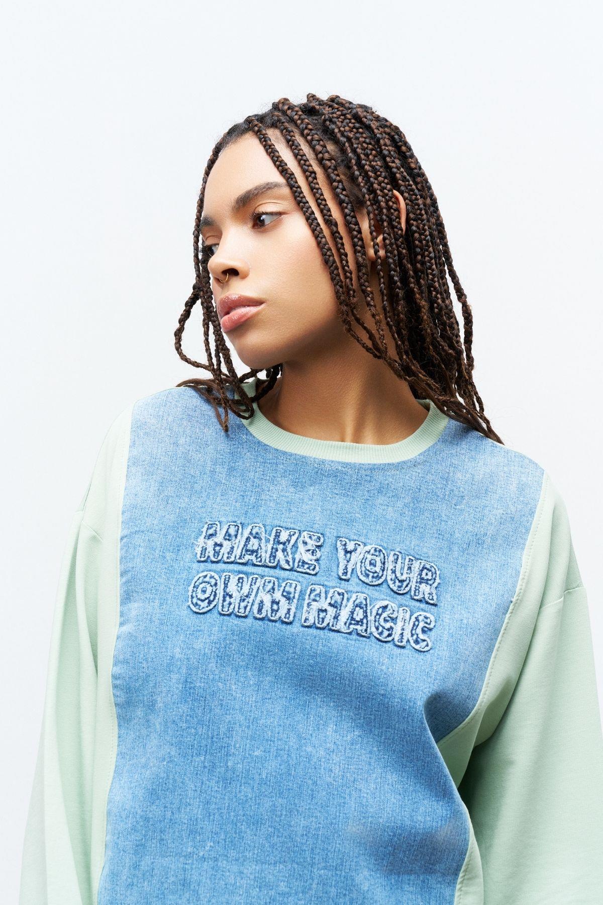 Çağla Yeşili Kadın Denim Üzeri Nakış İşlemeli Bisiklet Yaka Sweatshirt  Dar Paça Pantolon Pamuklu Örme Alt Üst Takım