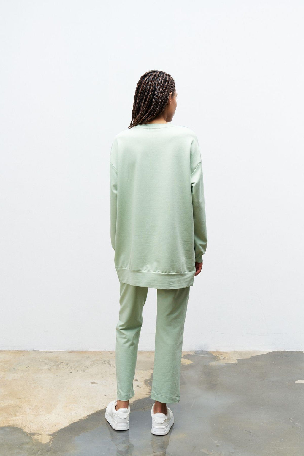 Çağla Yeşili Kadın Denim Üzeri Nakış İşlemeli Bisiklet Yaka Sweatshirt  Dar Paça Pantolon Pamuklu Örme Alt Üst Takım