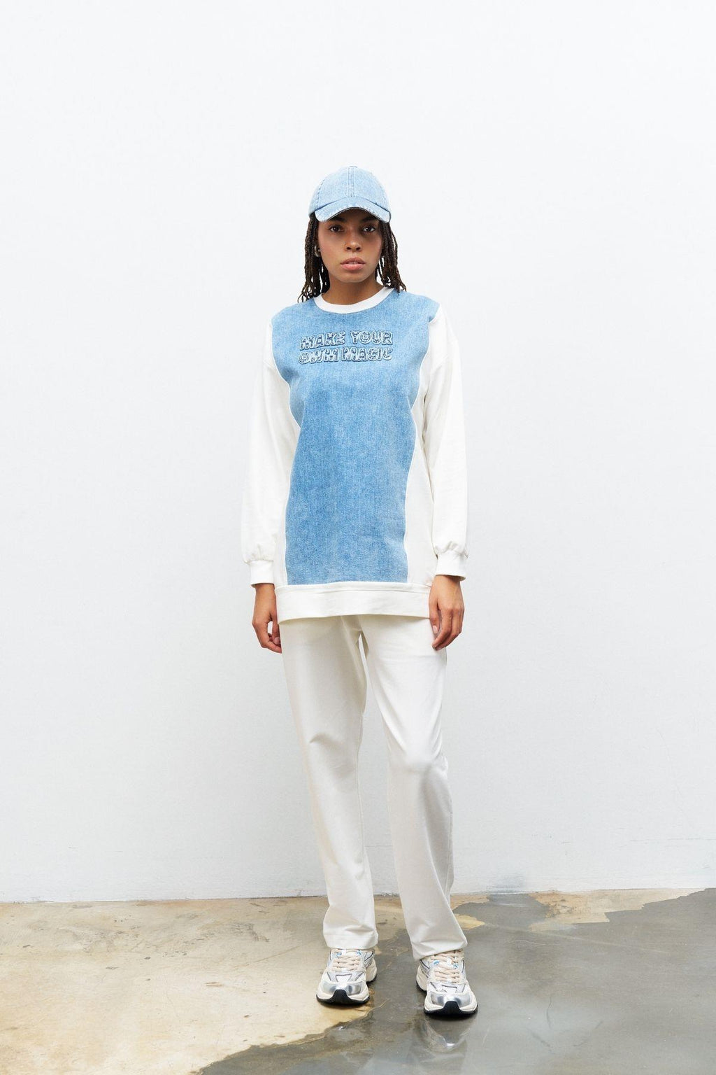 Ekru Kadın Denim Üzeri Nakış İşlemeli Bisiklet Yaka Sweatshirt  Dar Paça Pantolon Pamuklu Örme Alt Üst Takım