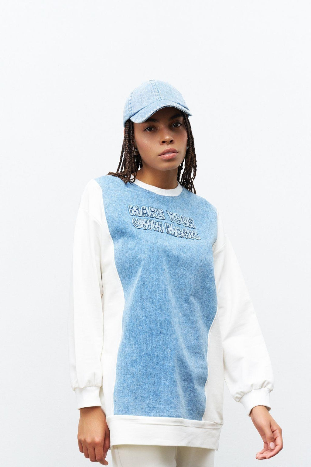 Ekru Kadın Denim Üzeri Nakış İşlemeli Bisiklet Yaka Sweatshirt  Dar Paça Pantolon Pamuklu Örme Alt Üst Takım