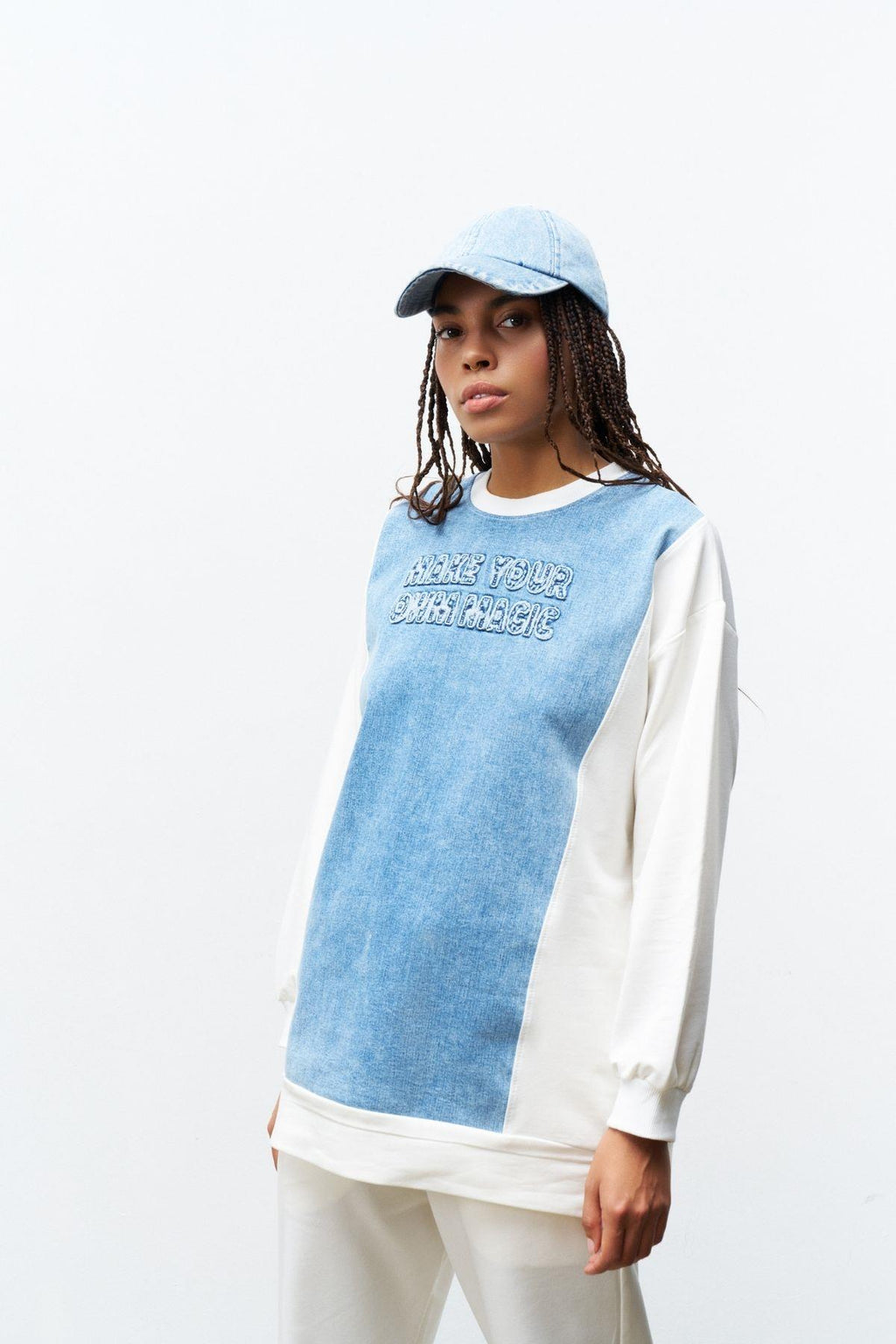 Ekru Kadın Denim Üzeri Nakış İşlemeli Bisiklet Yaka Sweatshirt  Dar Paça Pantolon Pamuklu Örme Alt Üst Takım