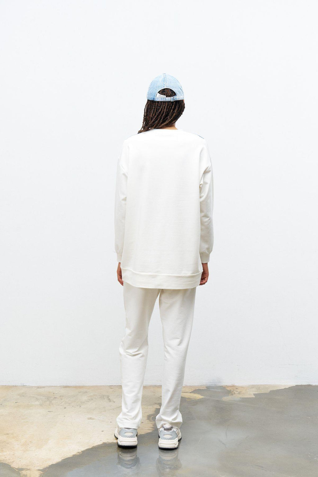 Ekru Kadın Denim Üzeri Nakış İşlemeli Bisiklet Yaka Sweatshirt  Dar Paça Pantolon Pamuklu Örme Alt Üst Takım