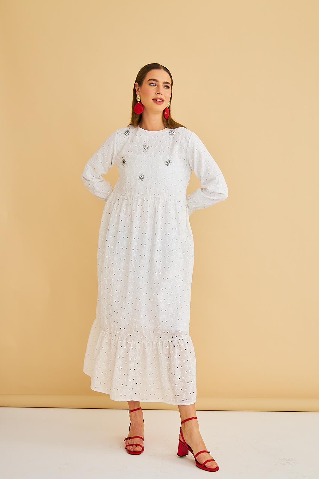 Hesna Taş İşlemeli Eteği Fırfırlı Oversize Ekru Brode Elbise