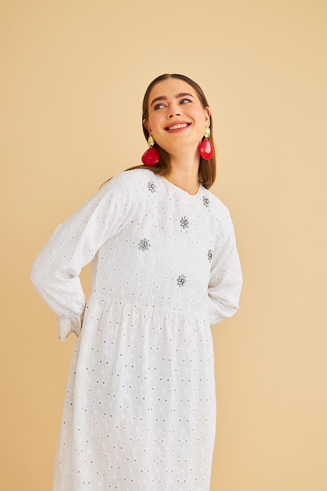 Hesna Taş İşlemeli Eteği Fırfırlı Oversize Ekru Brode Elbise