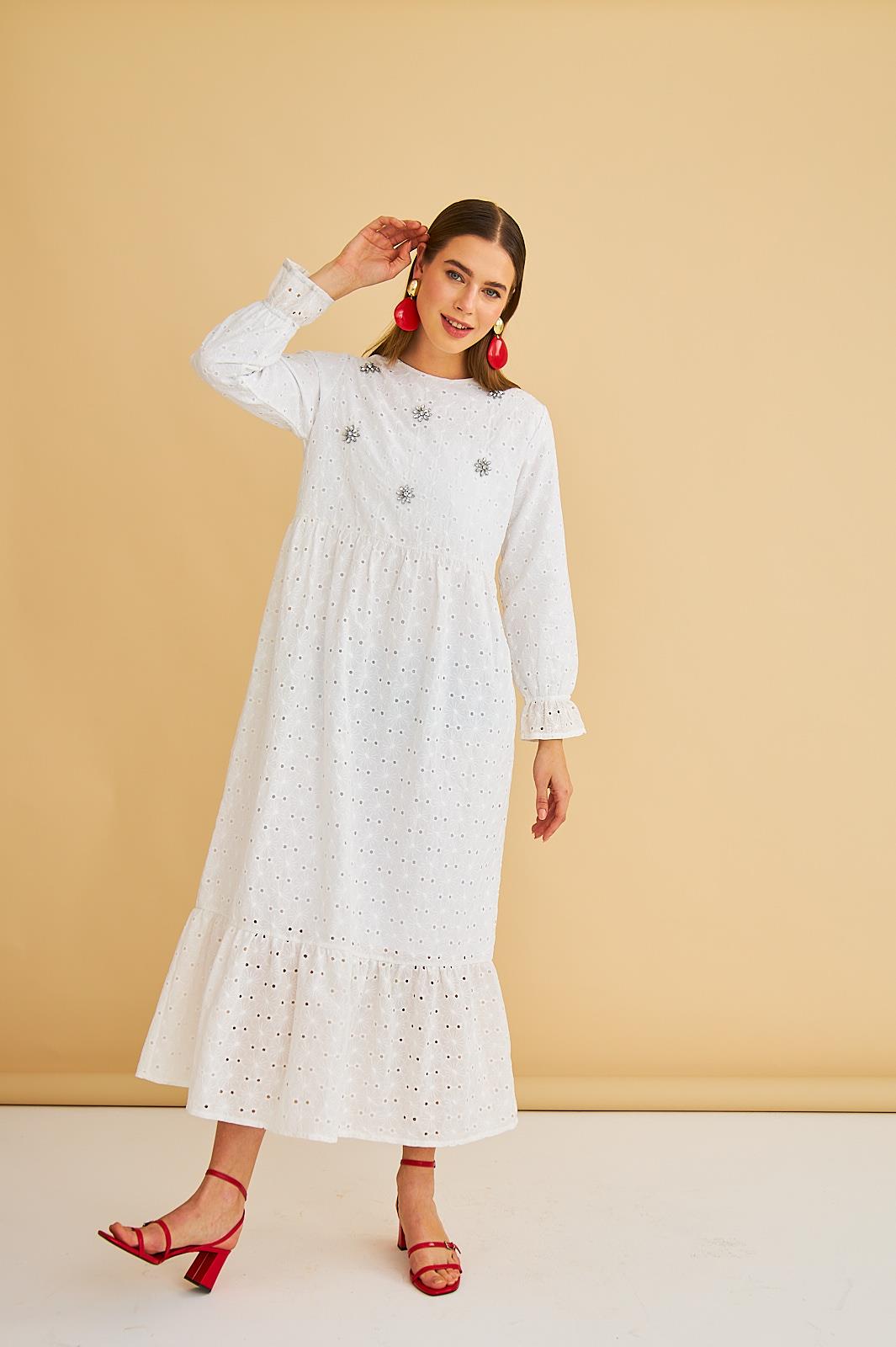Hesna Taş İşlemeli Eteği Fırfırlı Oversize Ekru Brode Elbise