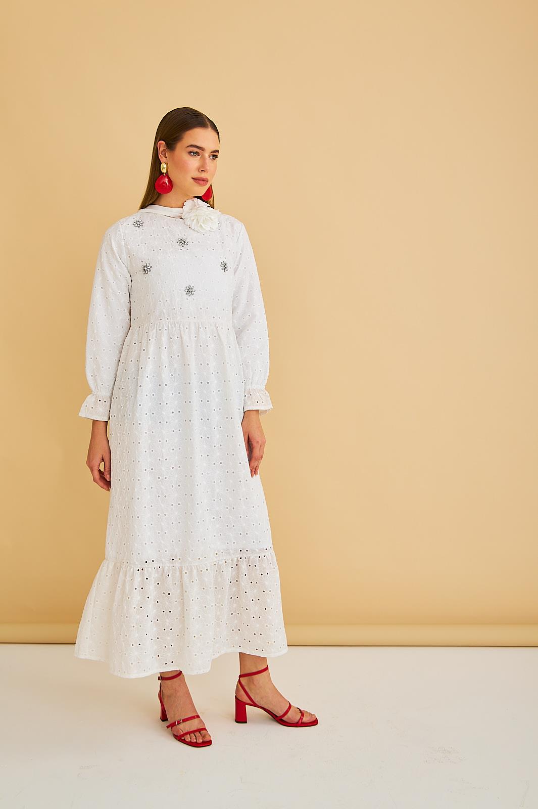 Hesna Taş İşlemeli Eteği Fırfırlı Oversize Ekru Brode Elbise