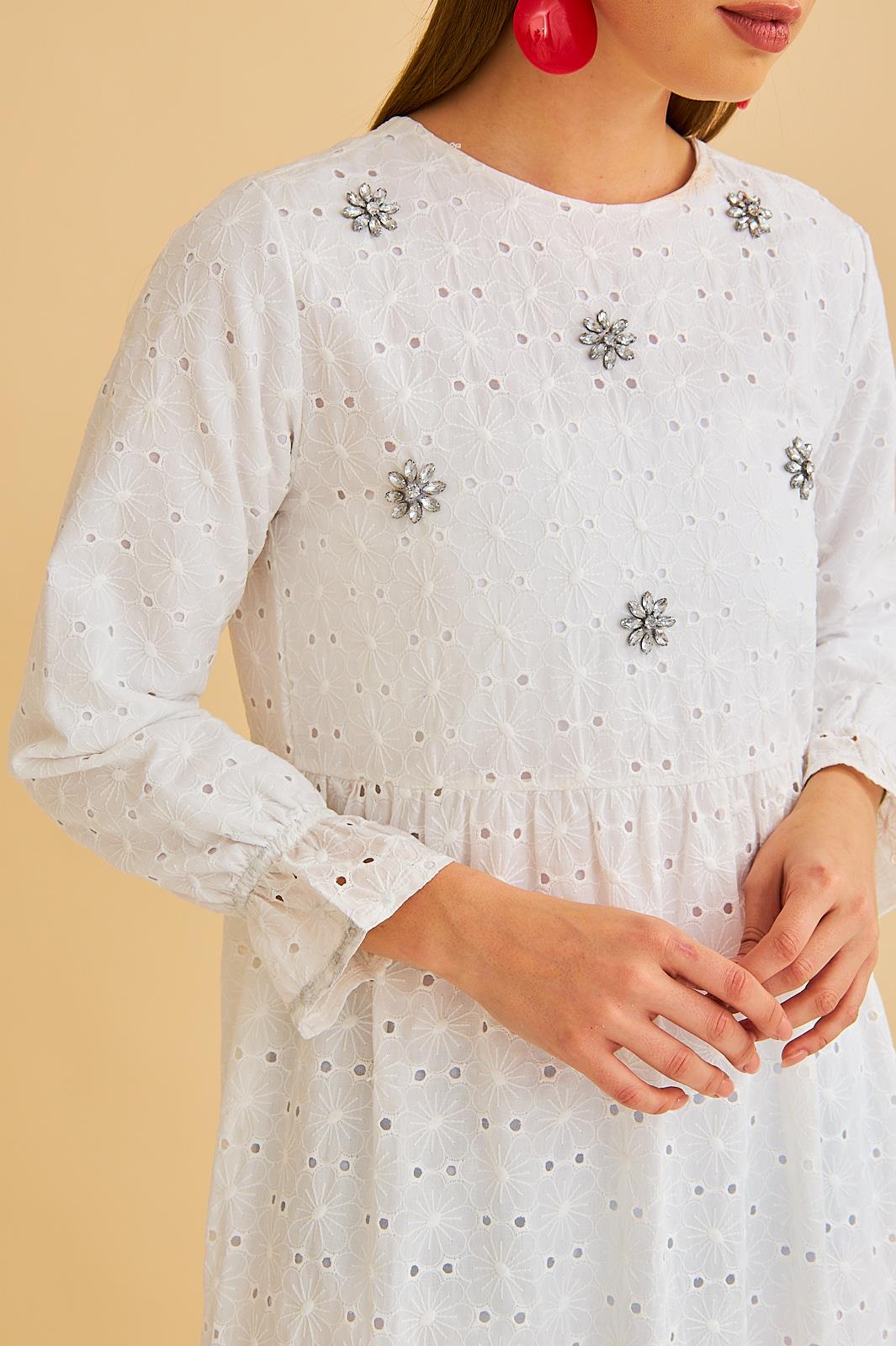 Hesna Taş İşlemeli Eteği Fırfırlı Oversize Ekru Brode Elbise