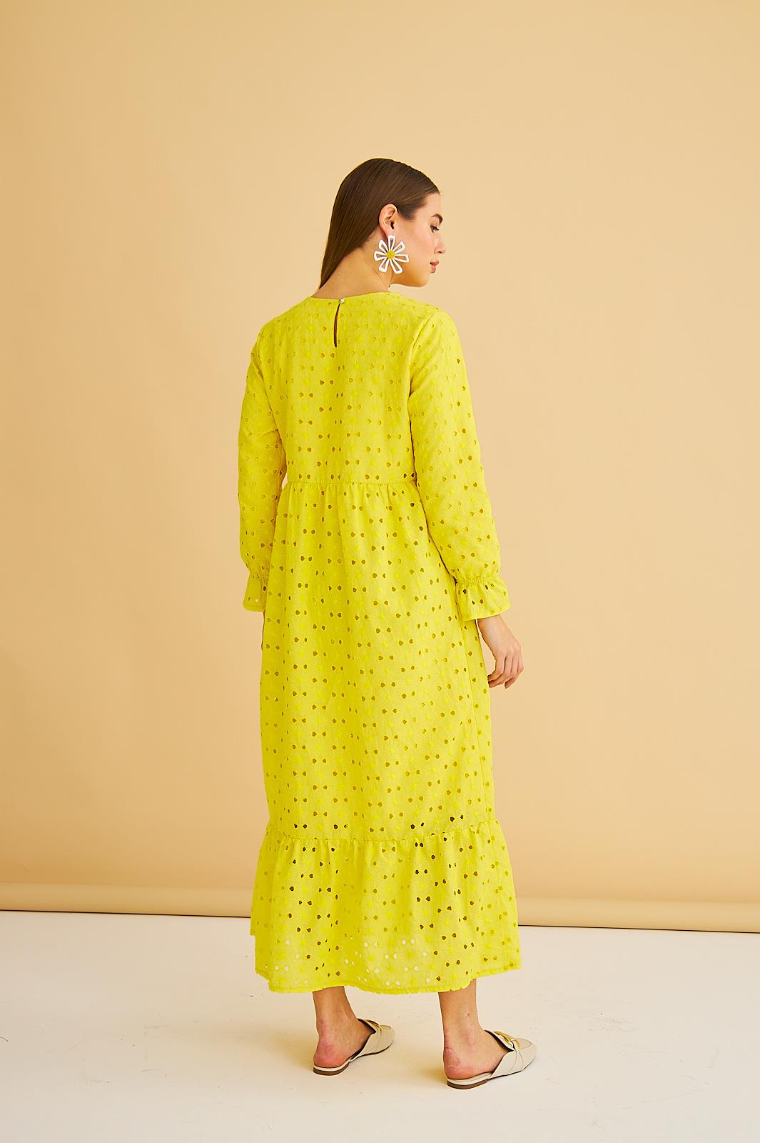 Hesna Taş İşlemeli Eteği Fırfırlı Oversize Sarı Brode Elbise