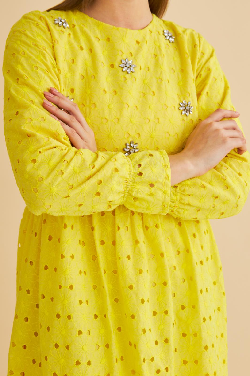 Hesna Taş İşlemeli Eteği Fırfırlı Oversize Sarı Brode Elbise