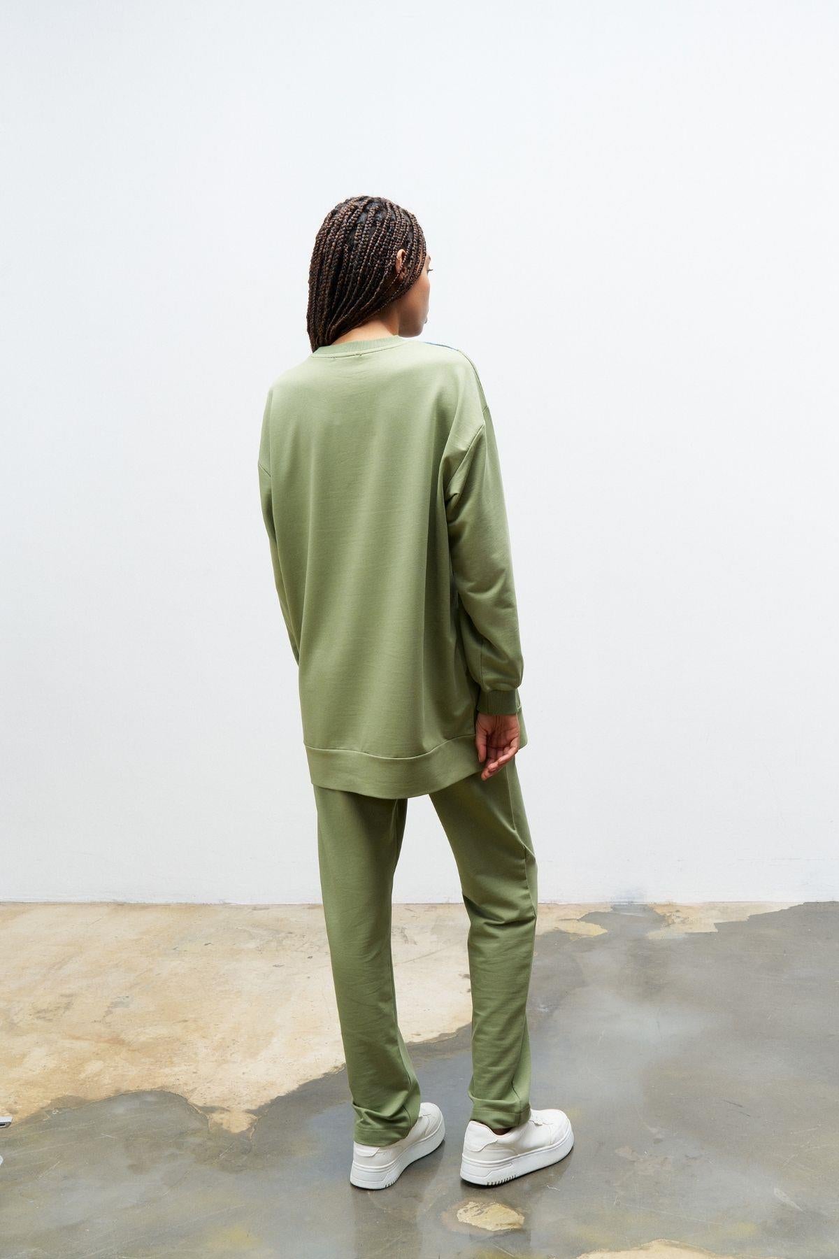 Koyu Haki Kadın Denim Üzeri Nakış İşlemeli Bisiklet Yaka Sweatshirt  Dar Paça Pantolon Pamuklu Örme Alt Üst Takım