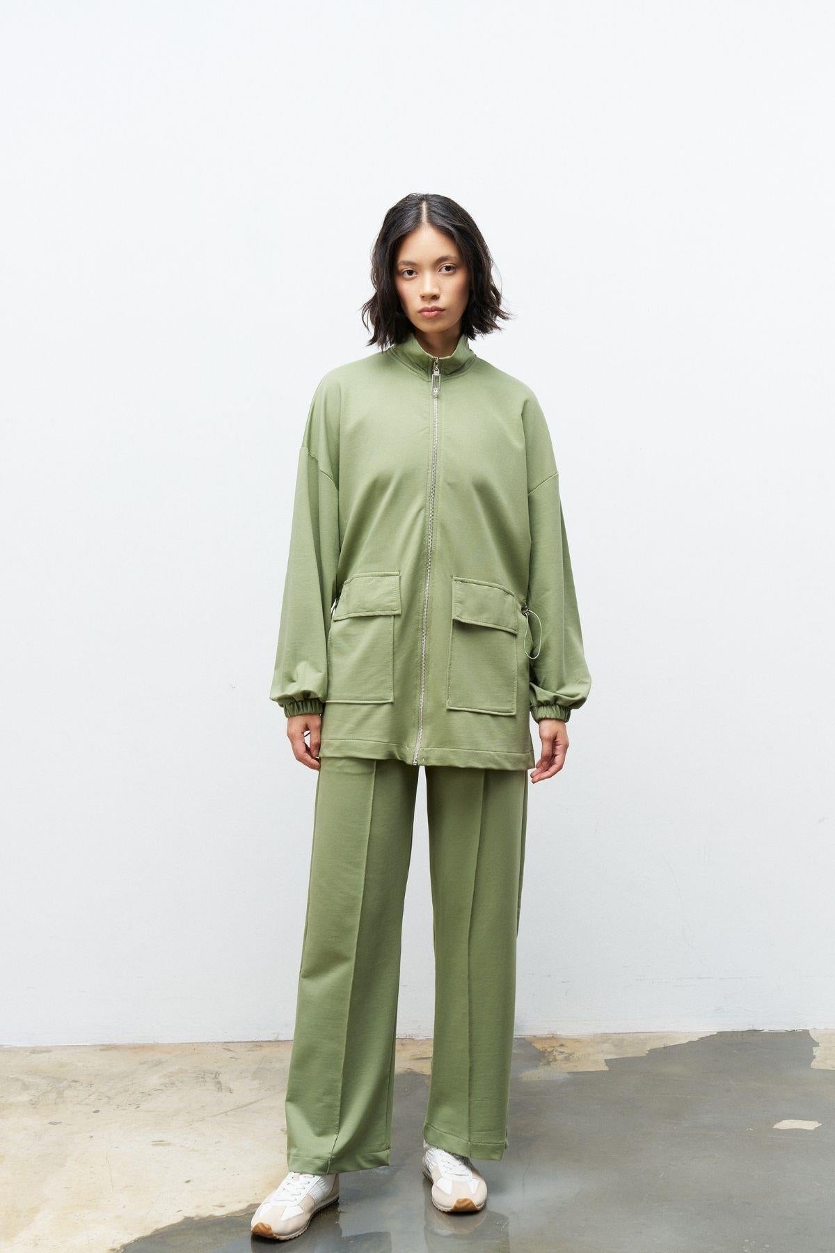 Koyu Haki Kadın Dik Yaka Fermuarlı Kapaklı Cep Detaylı Bol Paça Pamuklu Örme Alt Üst Takım