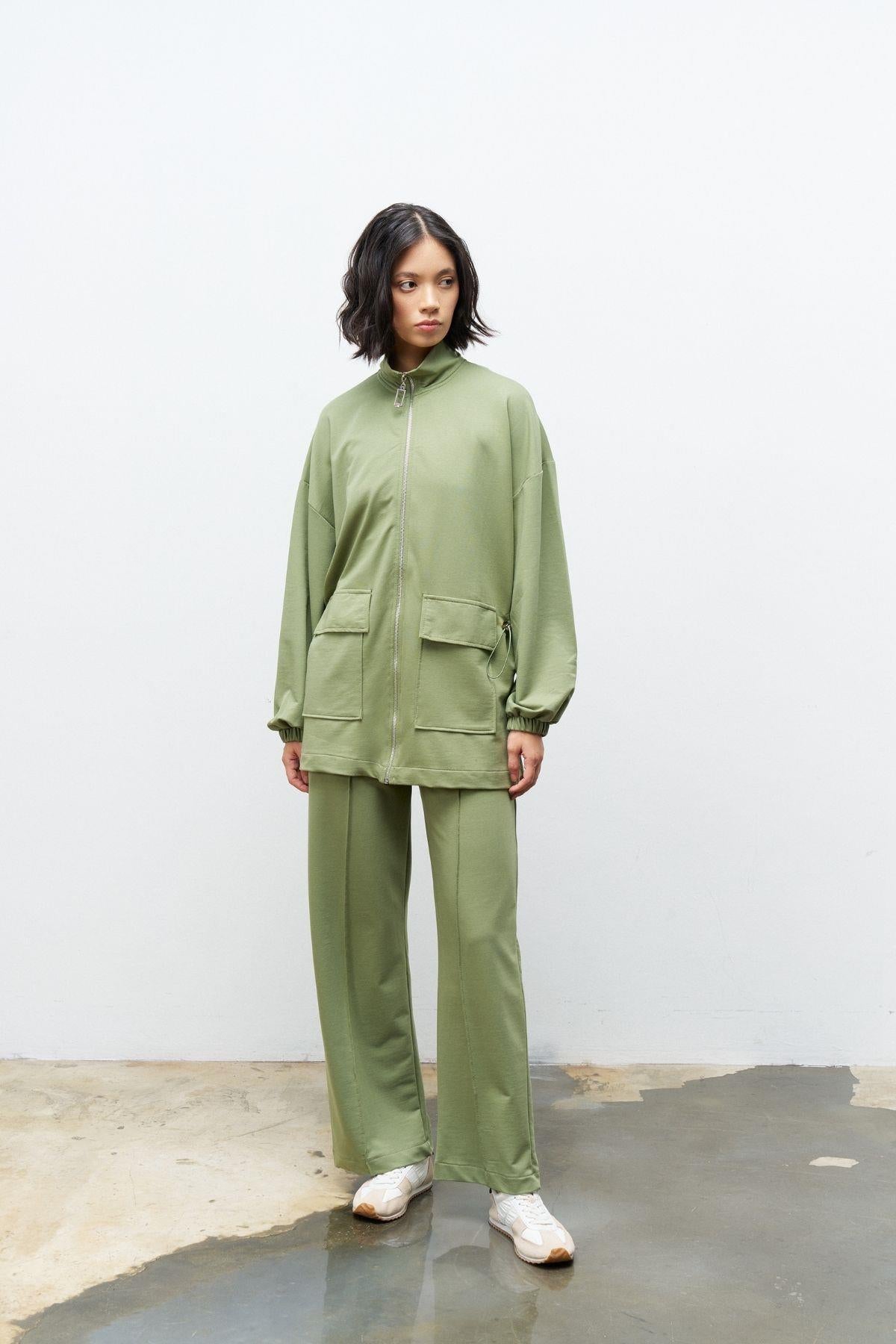 Koyu Haki Kadın Dik Yaka Fermuarlı Kapaklı Cep Detaylı Bol Paça Pamuklu Örme Alt Üst Takım