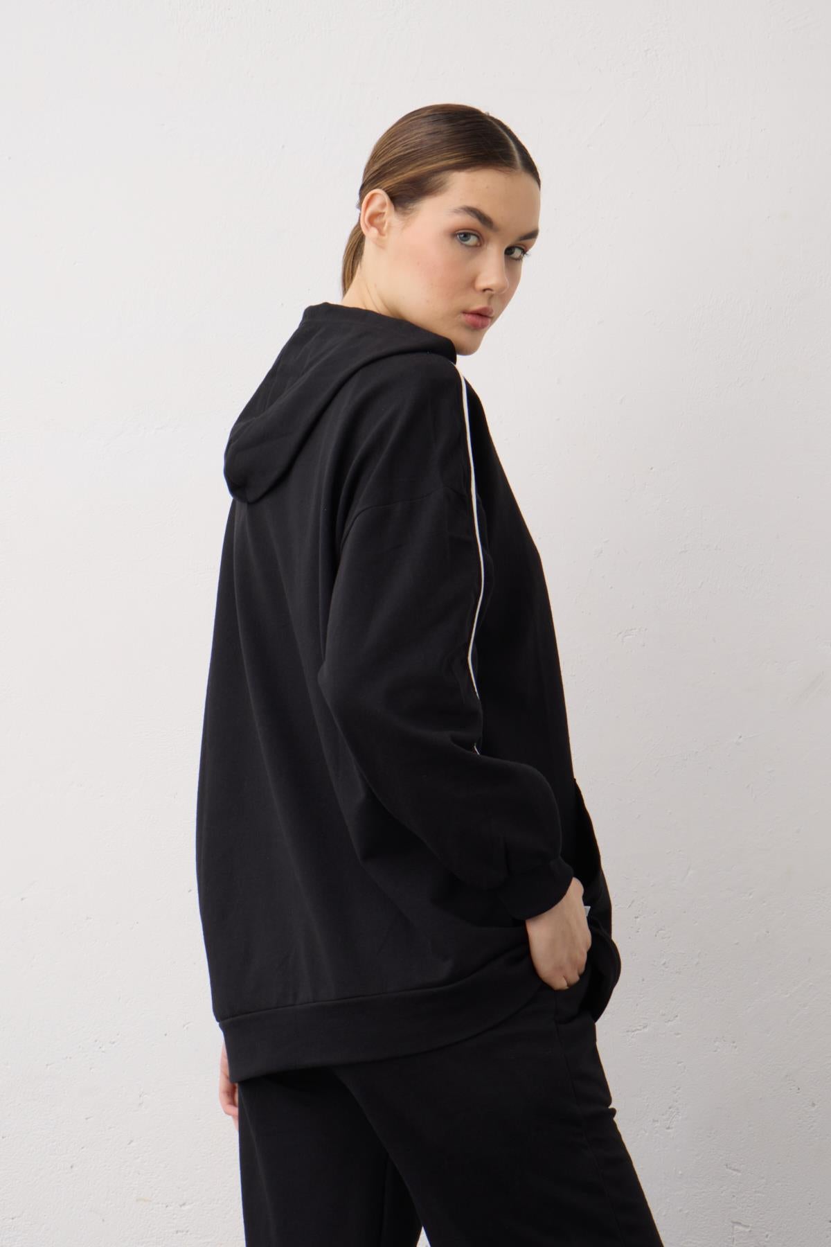 Siyah Etiket Detaylı Kapüşonlu Kanguru Cepli Pamuklu Örme Alt Üst Takım