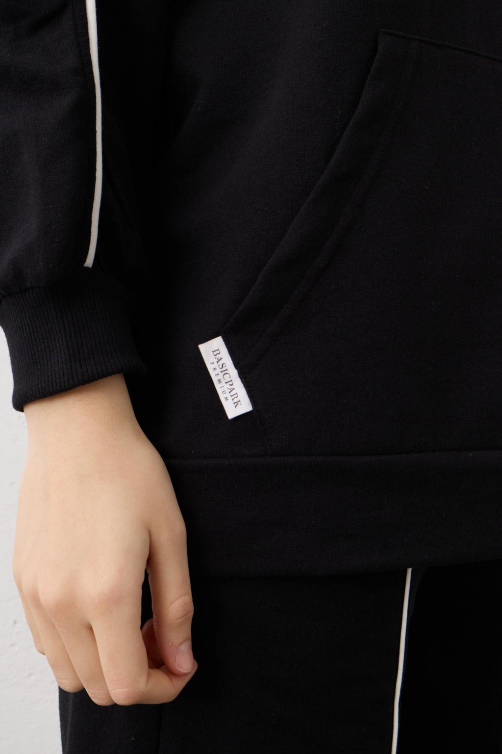 Siyah Etiket Detaylı Kapüşonlu Kanguru Cepli Pamuklu Örme Alt Üst Takım