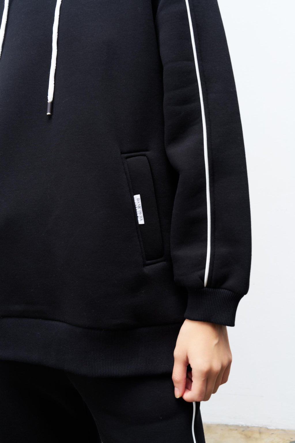 Siyah İçi Polarlı Süs Etiket Detaylı Kapüşonlu Şardonlu Alt Üst  Kışlık Takım