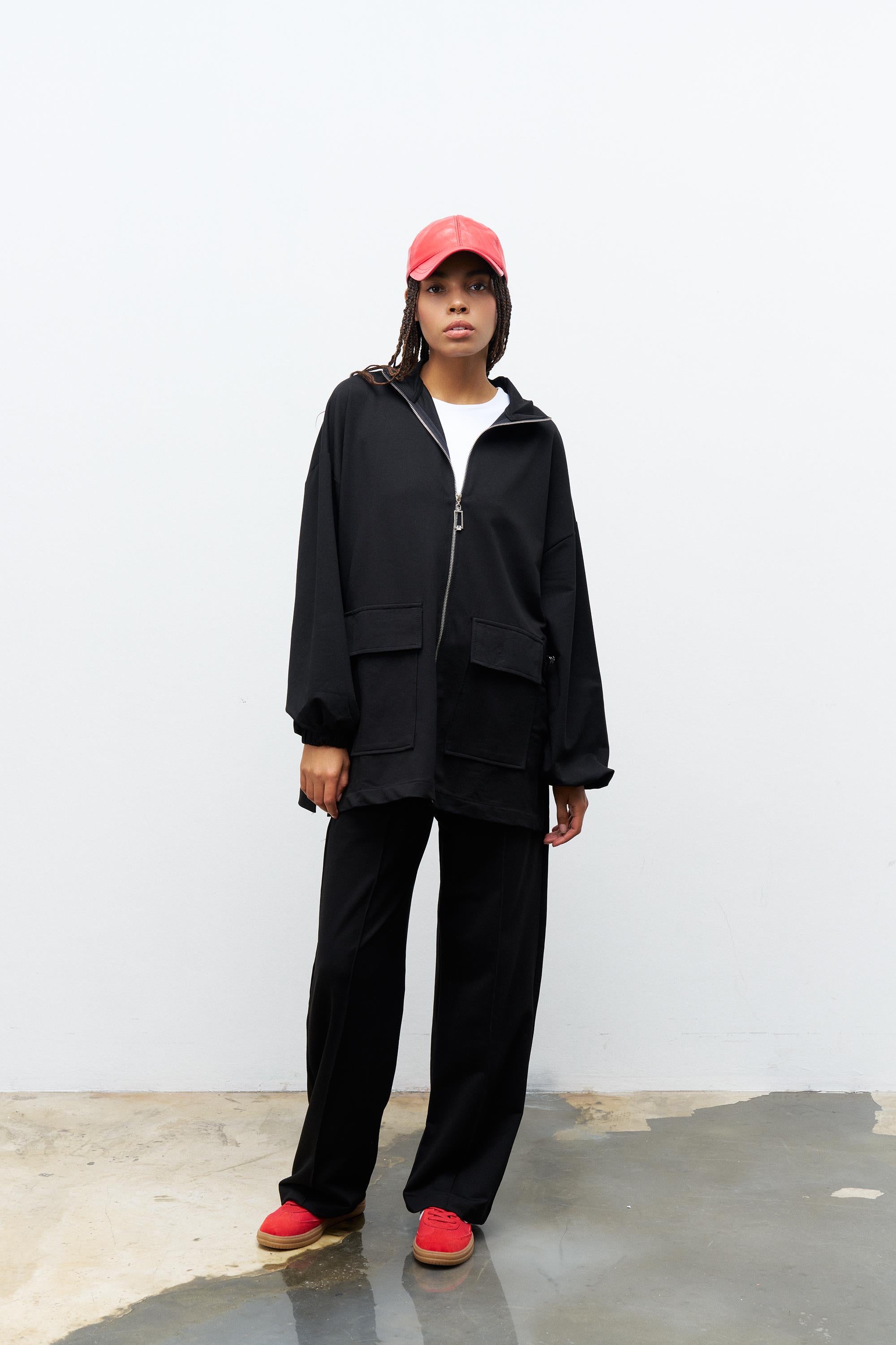 Siyah Kadın Dik Yaka Fermuarlı Kapaklı Cep Detaylı Bol Paça Pamuklu Örme Alt Üst Takım