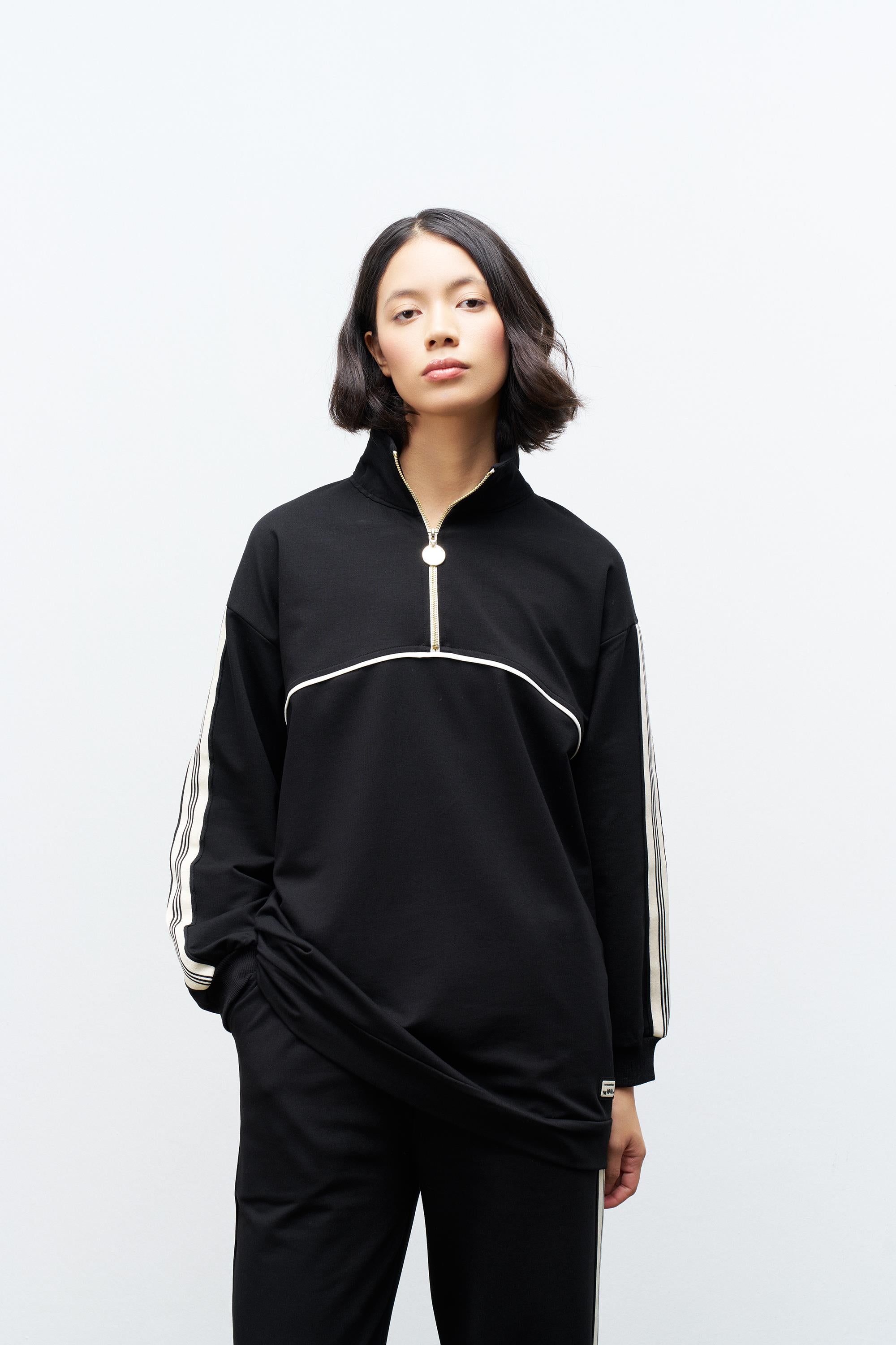 Siyah Kadın Dik Yaka Yarım Fermuarlı Etiket Detaylı  Sweatshirt Ve  Rahat Kesim Şerit Detaylı Pantolon Pamuklu  Örme Alt Üst Takım