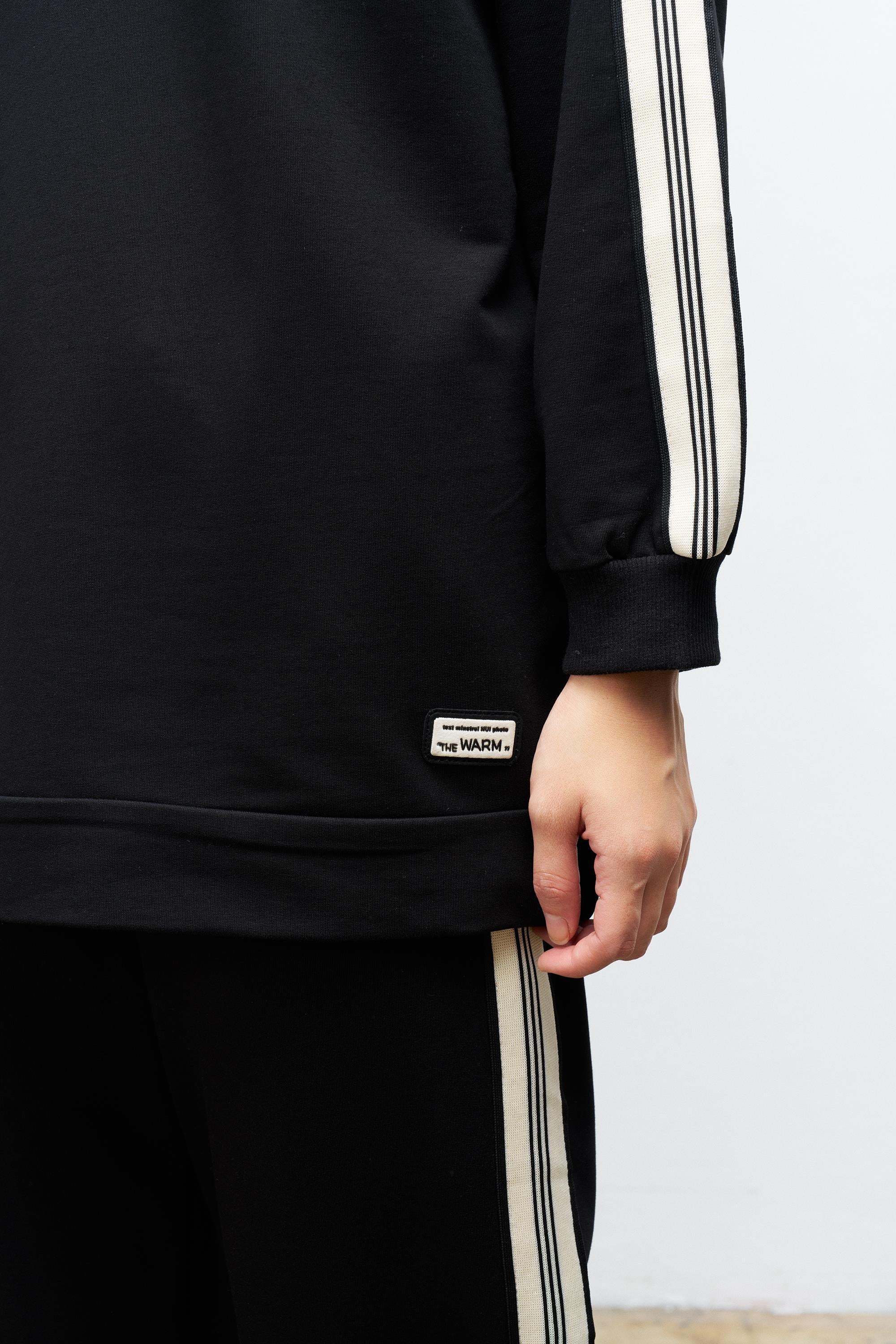 Siyah Kadın Dik Yaka Yarım Fermuarlı Etiket Detaylı  Sweatshirt Ve  Rahat Kesim Şerit Detaylı Pantolon Pamuklu  Örme Alt Üst Takım