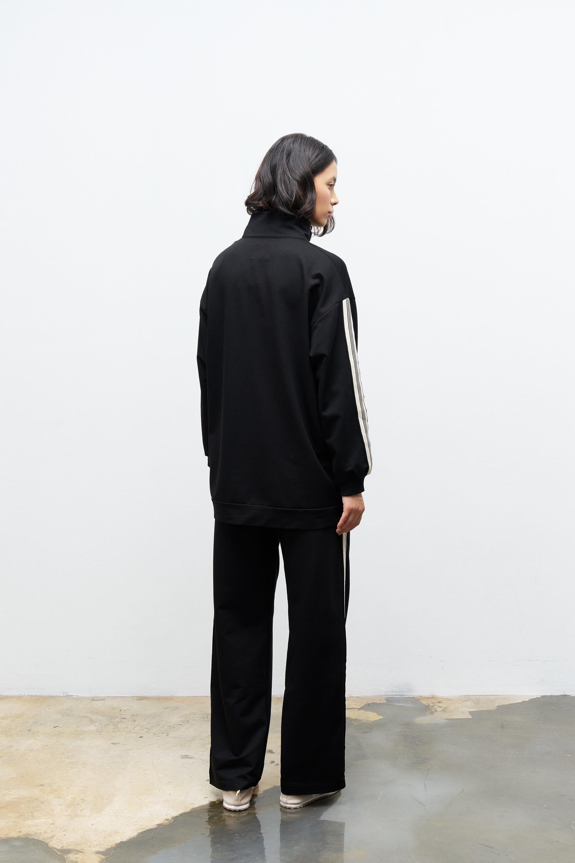 Siyah Kadın Dik Yaka Yarım Fermuarlı Etiket Detaylı  Sweatshirt Ve  Rahat Kesim Şerit Detaylı Pantolon Pamuklu  Örme Alt Üst Takım