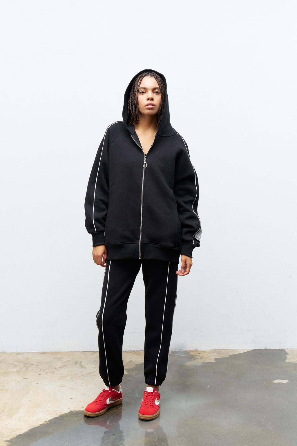 Siyah Kadın Kol Etiket Detaylı Fermuar Kapamalı Kapüşonlu İçi Polarlı Alt Üst Takım