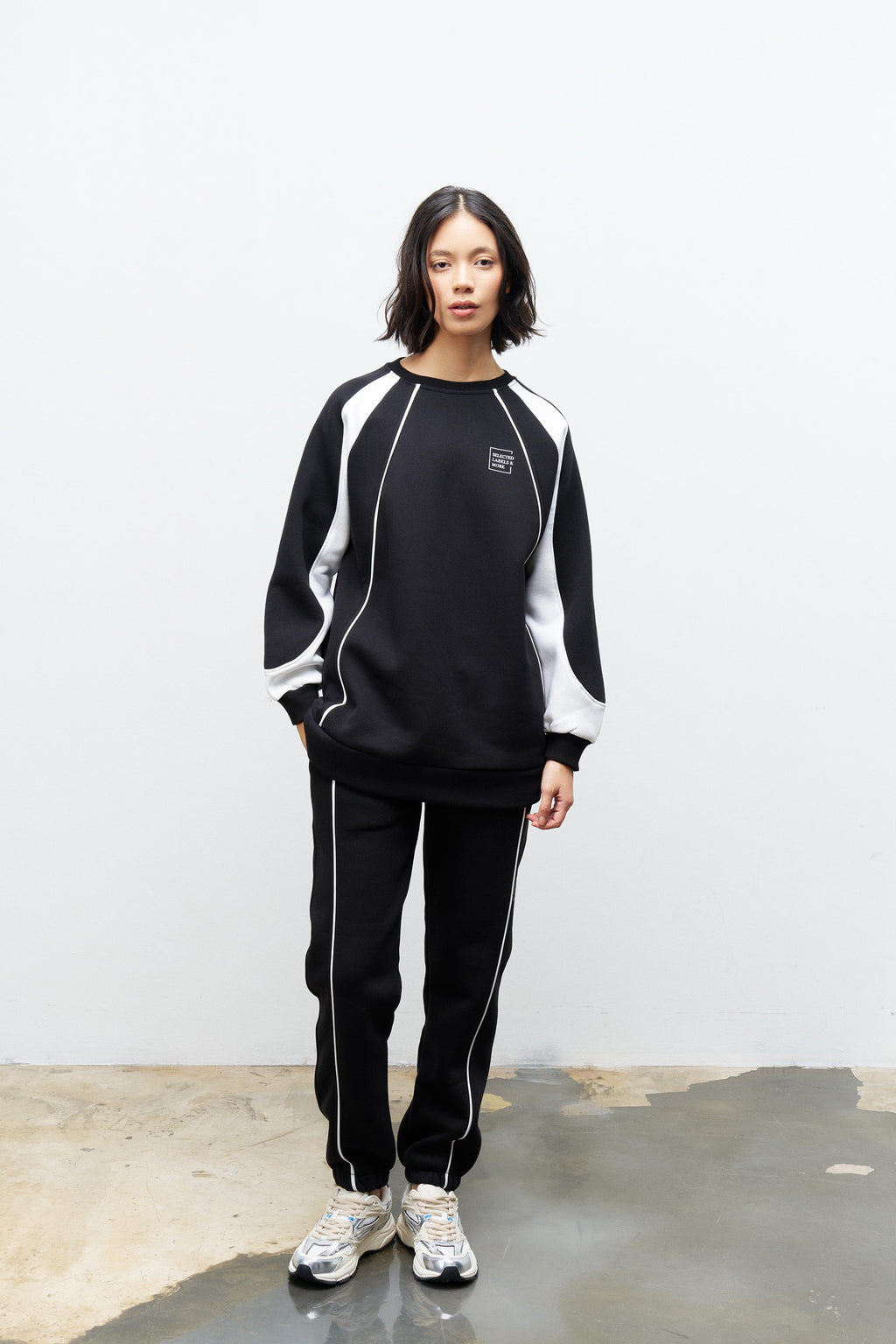 Siyah Kadın Şardonlu Baskı Detaylı Bisiklet Yaka Rahat Kesim Oversize Kalıp Alt Üst Takım